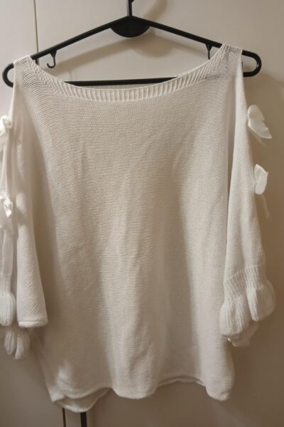 Sweter kokardy na rękawie