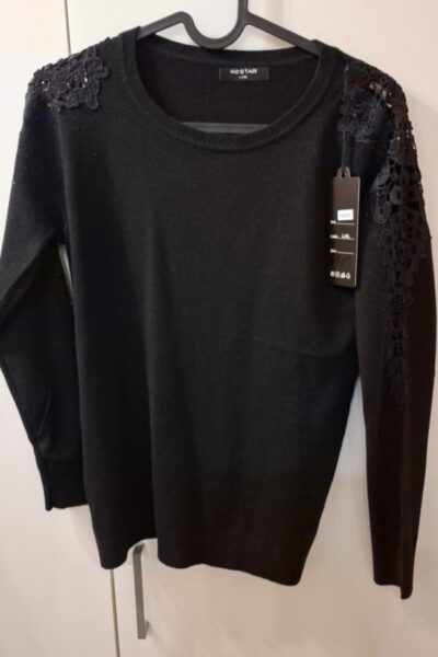 Sweterek czarny z haftem